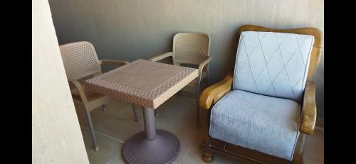 a small table and a chair in a room at grand hills in Dawwār ‘Abd Allāh