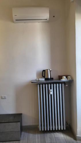 a radiator in the corner of a room at Casa Manzoni in Novara