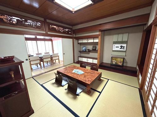 a room with a table and chairs in a room at pine mountain - Vacation STAY 48815v in Goto