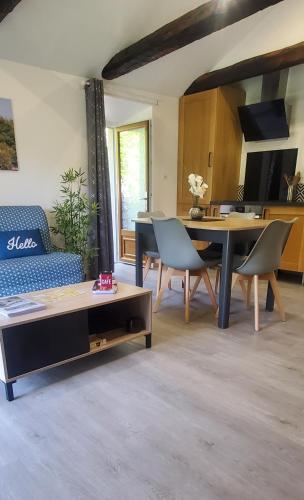 Χώρος καθιστικού στο Gîte de Combelebouze en Cévennes - Cosy, Confort et Climatisé - 3 étoiles