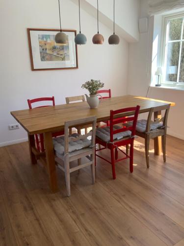 a dining room with a wooden table and chairs at Stilvolles Naturidyll bei Berlin in Glienicke