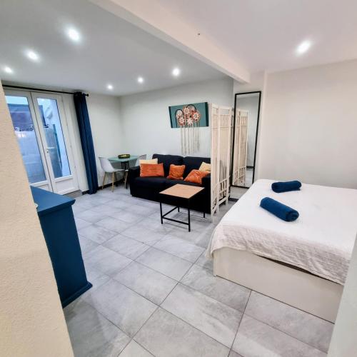 Spacious studio full of charm, recently updated
