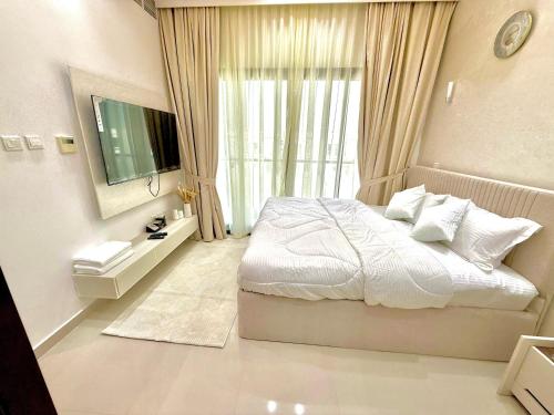 a bedroom with a bed and a large window at Ocean Breeze ALMARSA 3BR VILLA for Family and Friends in Fujairah