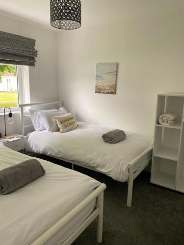 Ένα ή περισσότερα κρεβάτια σε δωμάτιο στο 37 Gower holiday village Ty Seren Cosy 2 bedroom chalet with a seasonal pool