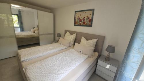 Postel nebo postele na pokoji v ubytování Ferienwohnung Ahrfair im Kräutergarten