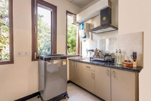 kuchnia ze stalową lodówką i zlewem w obiekcie Calm Living in the City w mieście Gurgaon