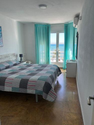 Posteľ alebo postele v izbe v ubytovaní APARTAMENTO FRENTE AL MAR,PRIMERA LINEA DE PLAYA
