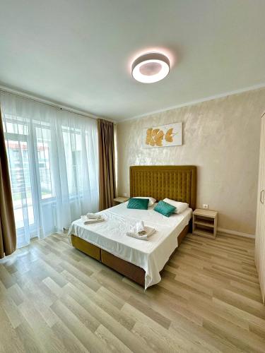 Giường trong phòng chung tại Summerland-Mamaia Beautiful Penthouse