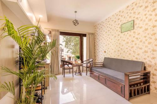 salon z kanapą i stołem w obiekcie Fresh Air Green Flair 1 BHK with Balcony w mieście Gurgaon