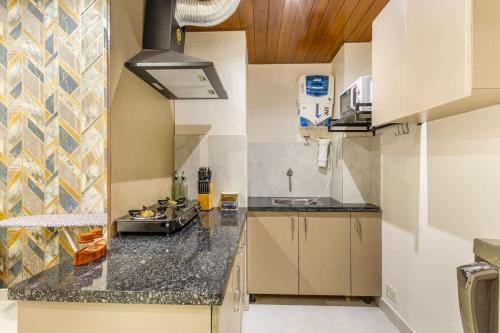 kuchnia ze zlewem i blatem w obiekcie Nature-inspired luxury 1 BHK w mieście Gurgaon