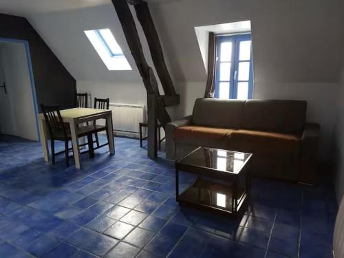 un salon avec un canapé et une table dans l'établissement Logement centre Quarré les Tombes, à Quarré-les-Tombes