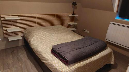 Cette chambre comprend : dans l'établissement Logement centre Quarré les Tombes, à Quarré-les-Tombes