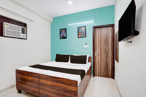 Postel nebo postele na pokoji v ubytování Hotel O Anmol Residency