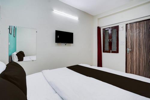 Postel nebo postele na pokoji v ubytování Hotel O Anmol Residency