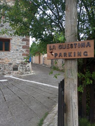 Un cartel que dice la question de estacionamiento en un poste en La Cuestina, en Onís