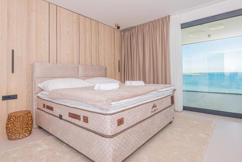 Katil atau katil-katil dalam bilik di Luxury Seafront Villa Aurea - with private Pool, Game Room & Stunning Sea Views
