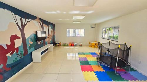 Et tv og/eller underholdning på Resort Aruana com 2qts, ar, piscina e muito verde