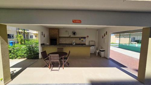 Køkken eller tekøkken på Resort Aruana com 2qts, ar, piscina e muito verde