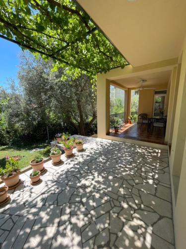 a patio with potted plants in a house at Apartmani Agape in Petrovac na Moru