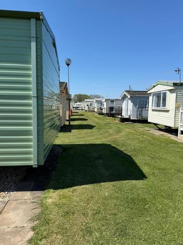 a row of mobile homes in a yard at Lincolnshire Sunrise Views in Mablethorpe