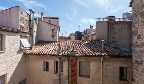 une vue sur le toit d'un bâtiment dans l'établissement Le perchoir de la préfecture, à Montpellier