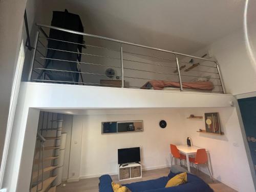 - un salon avec des lits superposés et une table dans l'établissement Le perchoir de la préfecture, à Montpellier