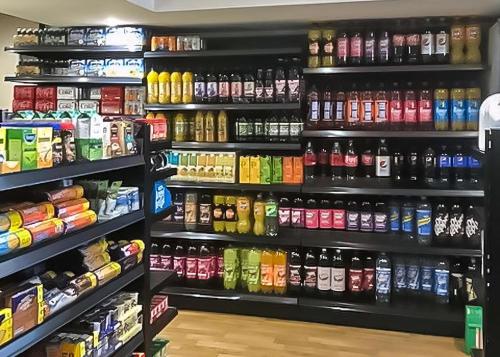 Supermarket nebo jiné obchody v  prázdninového areálu nebo okolí