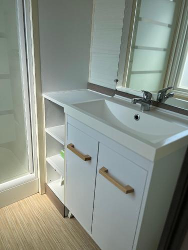 Ένα μπάνιο στο Mobil Home 014 climatisé -camping Novela-3Ch