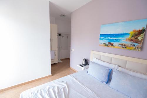 Una cama o camas en una habitación de Sun Shine Hotel