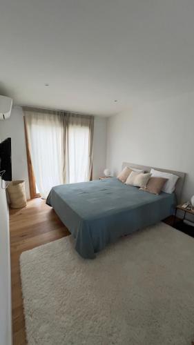 une chambre avec un grand lit avec une couverture bleue dans l'établissement Magnifique Villa Moderne Avec Piscine, à La Gaude