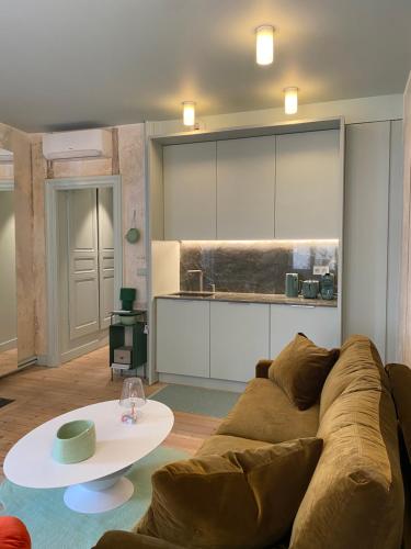 un salon avec un canapé et une table dans l'établissement Le studio Grande Maison Perrier, à Montbrison