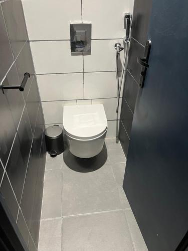 - une salle de bains avec des toilettes blanches dans une cabine dans l'établissement Seb cocooning, au Puy-en-Velay