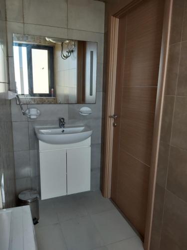 ein Badezimmer mit Waschbecken und Spiegel in der Unterkunft Perfect value apartment in St Paul's Bay