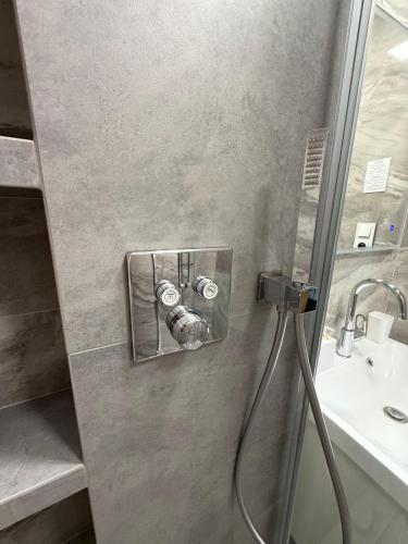 Koupelna v ubytování Apartmán s balkónem, klimatizací a infrasaunou