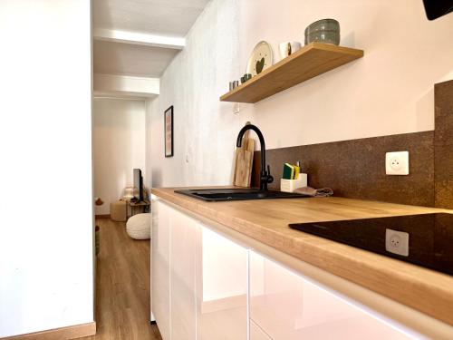 Dapur atau dapur kecil di Le Gîte d'Oré - 2 Chambres et Climatisation