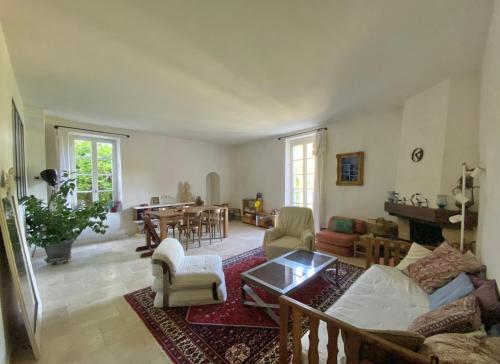 un salon avec un canapé et une table dans l'établissement House with garden - city center, à Dieulefit