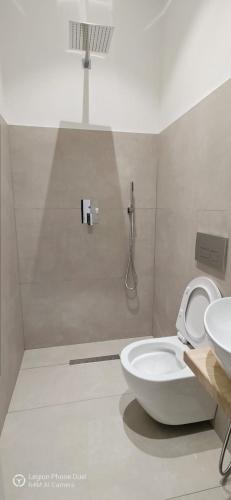un bagno con WC e lavandino di Wavefront Apartment 3 a Vlorë