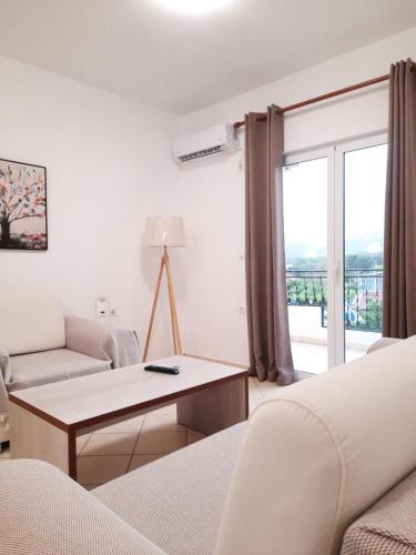 una sala de estar con un sofá y una mesa en Amarildo Hotel, en Himare