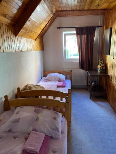 Postel nebo postele na pokoji v ubytování House Bozovic