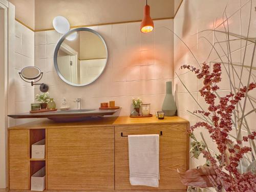 un baño con lavabo y espejo en Villa Clarisse, en Spello