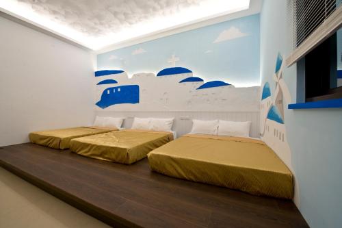 מיטה או מיטות בחדר ב-Donggang Neptune Hall