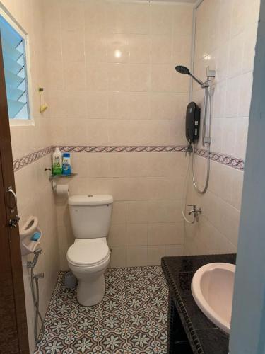 a bathroom with a toilet and a sink at Casa Syukur in Cukai