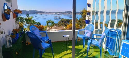 d'un balcon avec des chaises bleues et une vue sur l'eau. dans l'établissement Studio Standing Port Tamaris, à La Seyne-sur-Mer