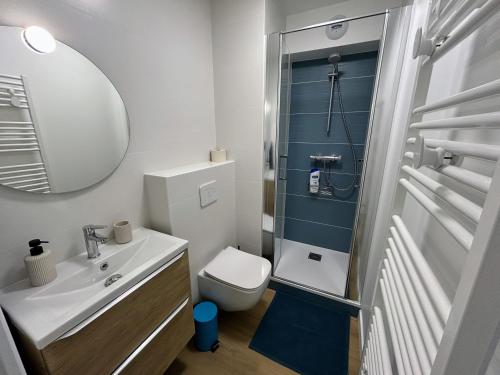une salle de bain avec un lavabo, des toilettes et un miroir dans l'établissement Studio cosy la plage à pieds, à Bénodet
