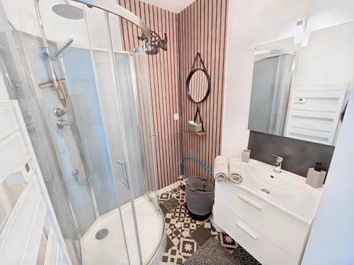 une salle de bain avec une douche, des toilettes et un lavabo dans l'établissement La croisette - à 50 mètres de la plage de Juno Beach avec Balcon et Stationnement gratuit, à Bernières-sur-Mer