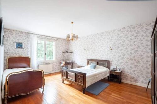 ein Schlafzimmer mit einem Bett und einem Tisch darin in der Unterkunft Magnifique maison avec piscine in Bon-Encontre