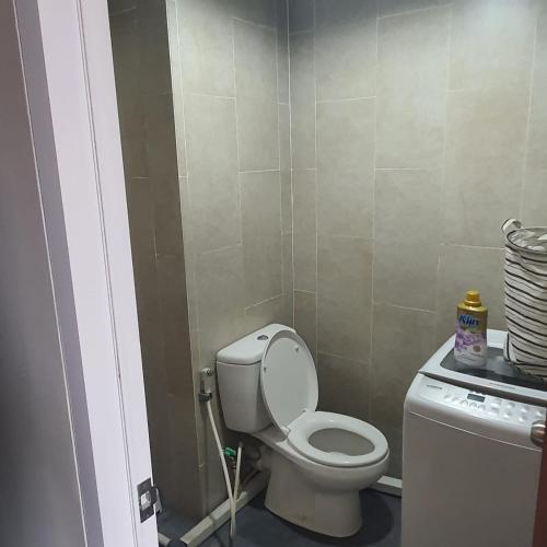 Ένα μπάνιο στο Two Bedrooms Flat Rent in Depok