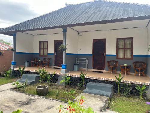 a small house with a courtyard at Batur OASE in Kubupenlokan