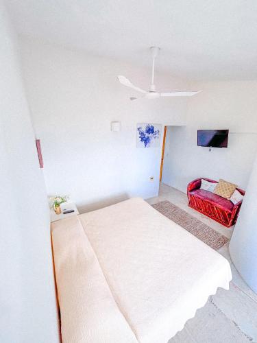 a bedroom with a large bed and a red couch at Villa Ballam 7, Balcones, bahías de Huatulco, Oax in Bahías de Huatulco