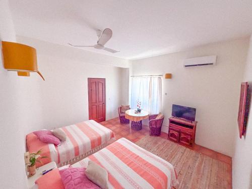 a hotel room with two beds and a table at Villa Ballam 7, Balcones, bahías de Huatulco, Oax in Bahías de Huatulco